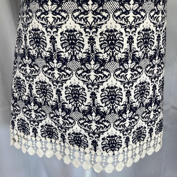 Chelsea & Violet patterned lace shift dress crocheted Cream & Navy Blue Size Med - Picture 3 of 8